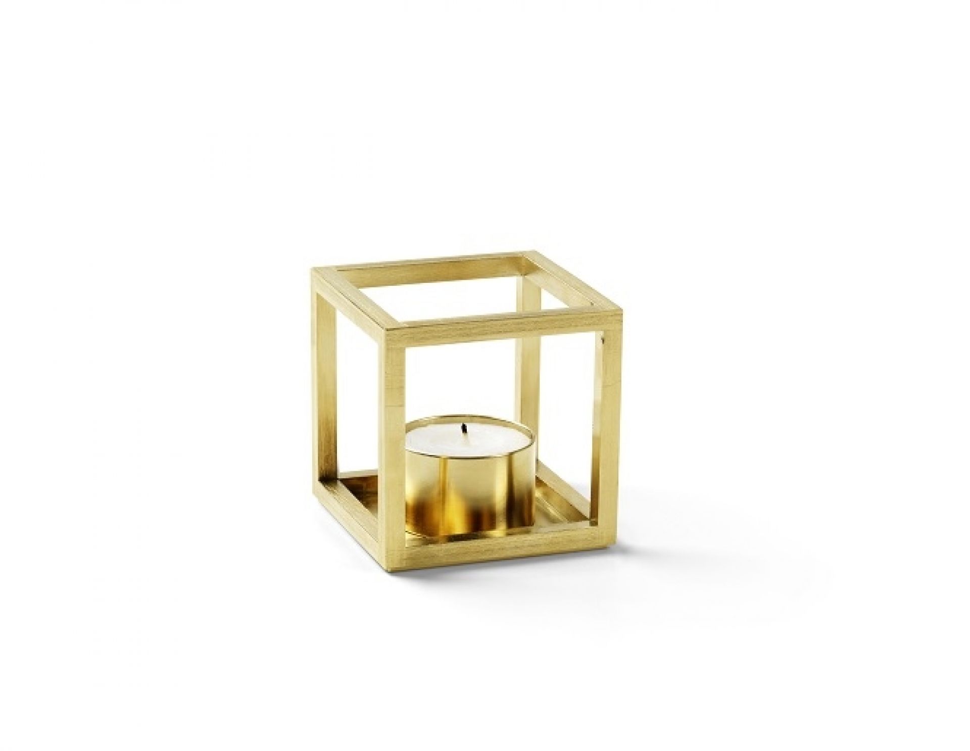 Messingfarbener Kubus T Teelichthalter von Audo mit Teelicht im Inneren. Dekorative Wohnaccessoires für stimmungsvolles Licht.